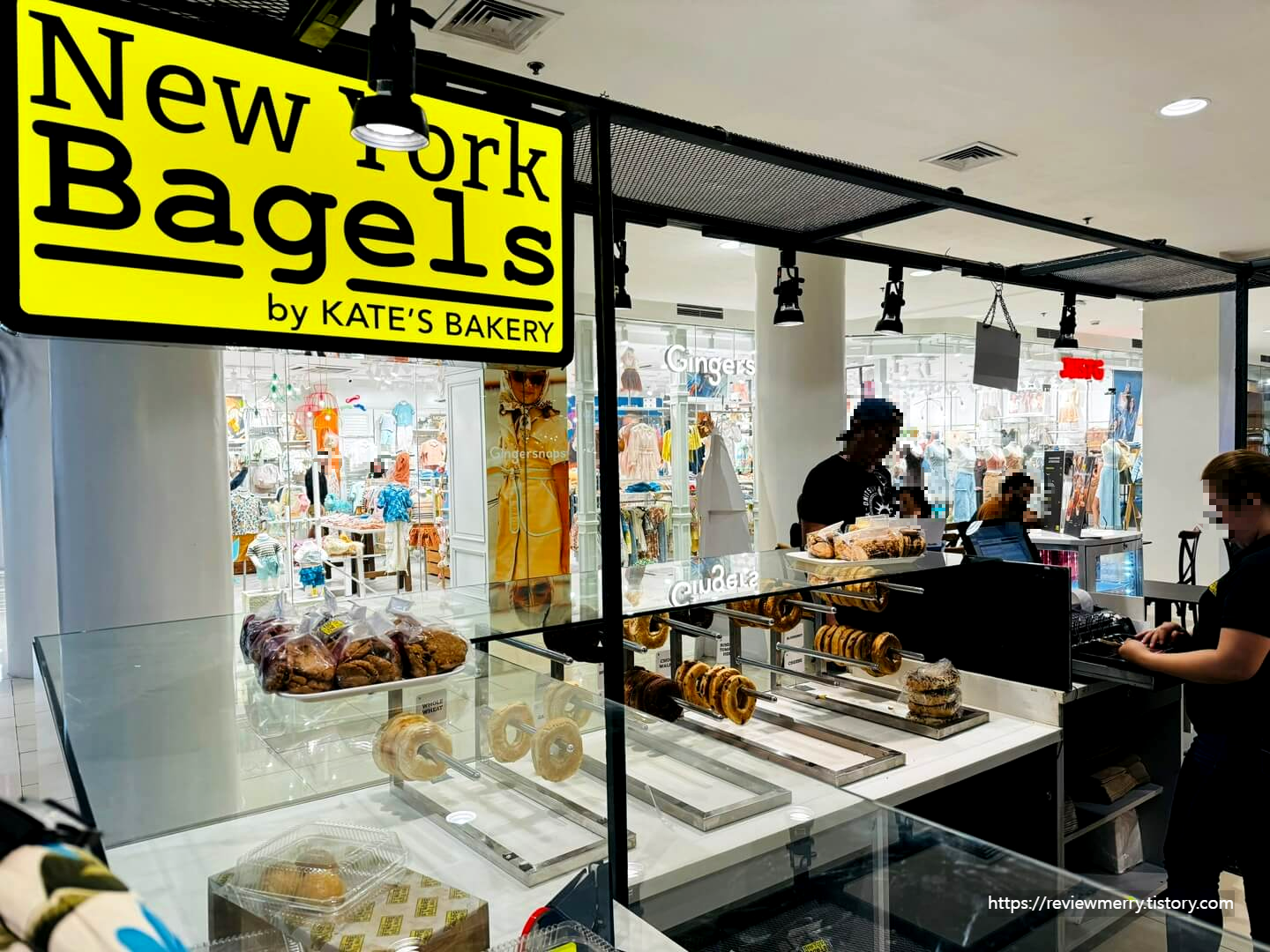 아얄라몰 내부 베이글가게