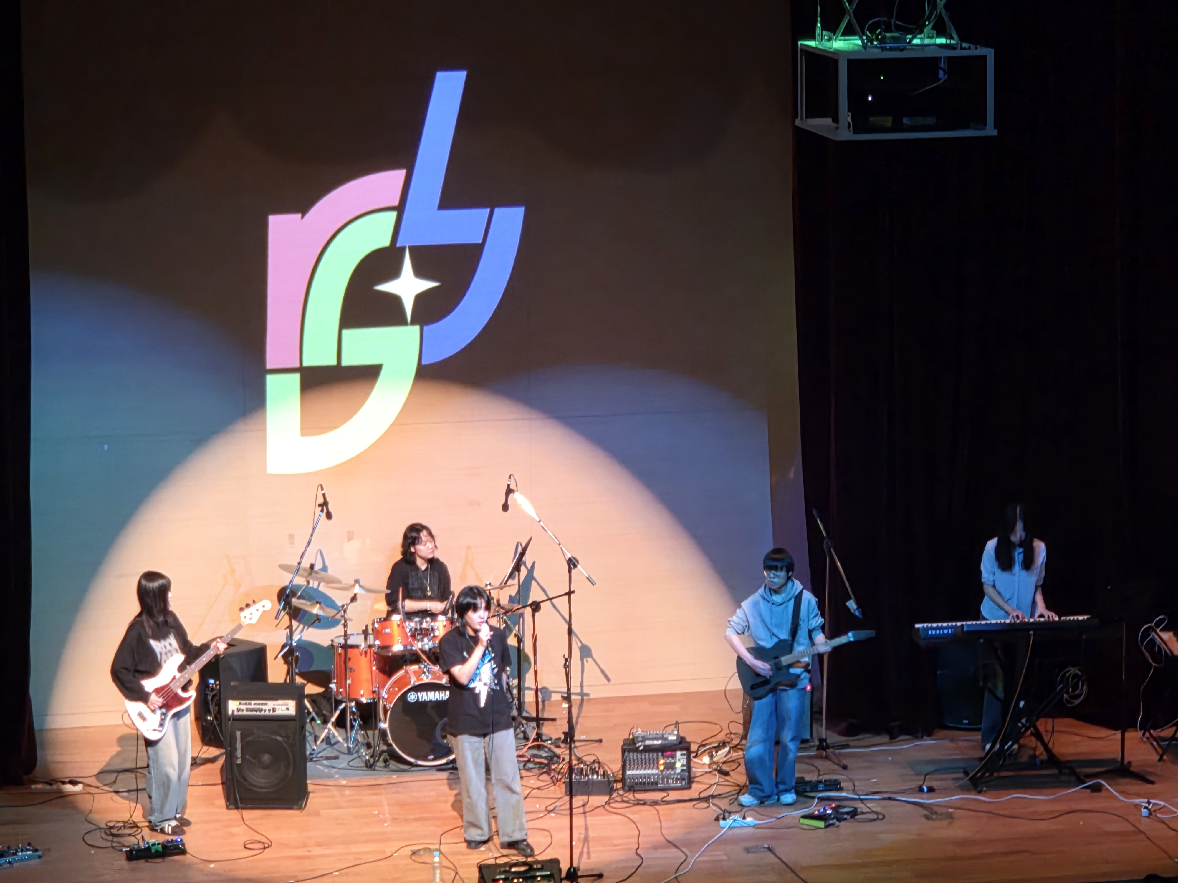 [포토] 추위도 녹이는 열정적인 무대, RGB의 ‘2025 현풍 락페스티벌’