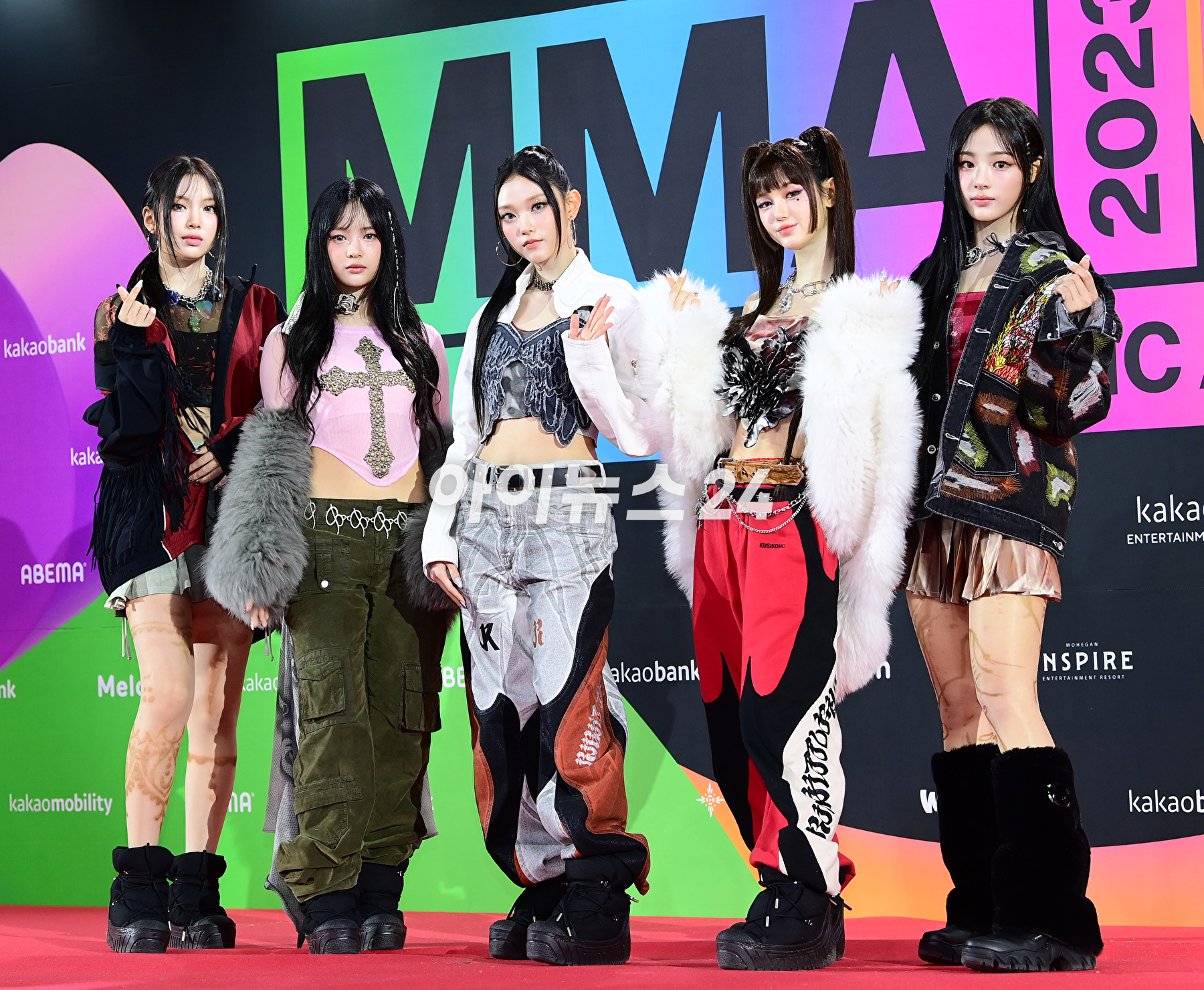&#39;오늘도 실험적 패션&#39; 그룹 뉴진스(NewJeans)가 2일 오후 인천광역시 중구 인스파이어 아레나에서 열린 MMA2023(멜론뮤직어워드) 레드카펫 행사에 참석하고 있다. [사진=정소희 기자]