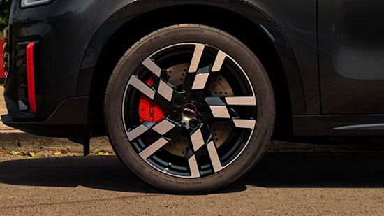 레이싱 DNA를 담은 공기역학 디자인