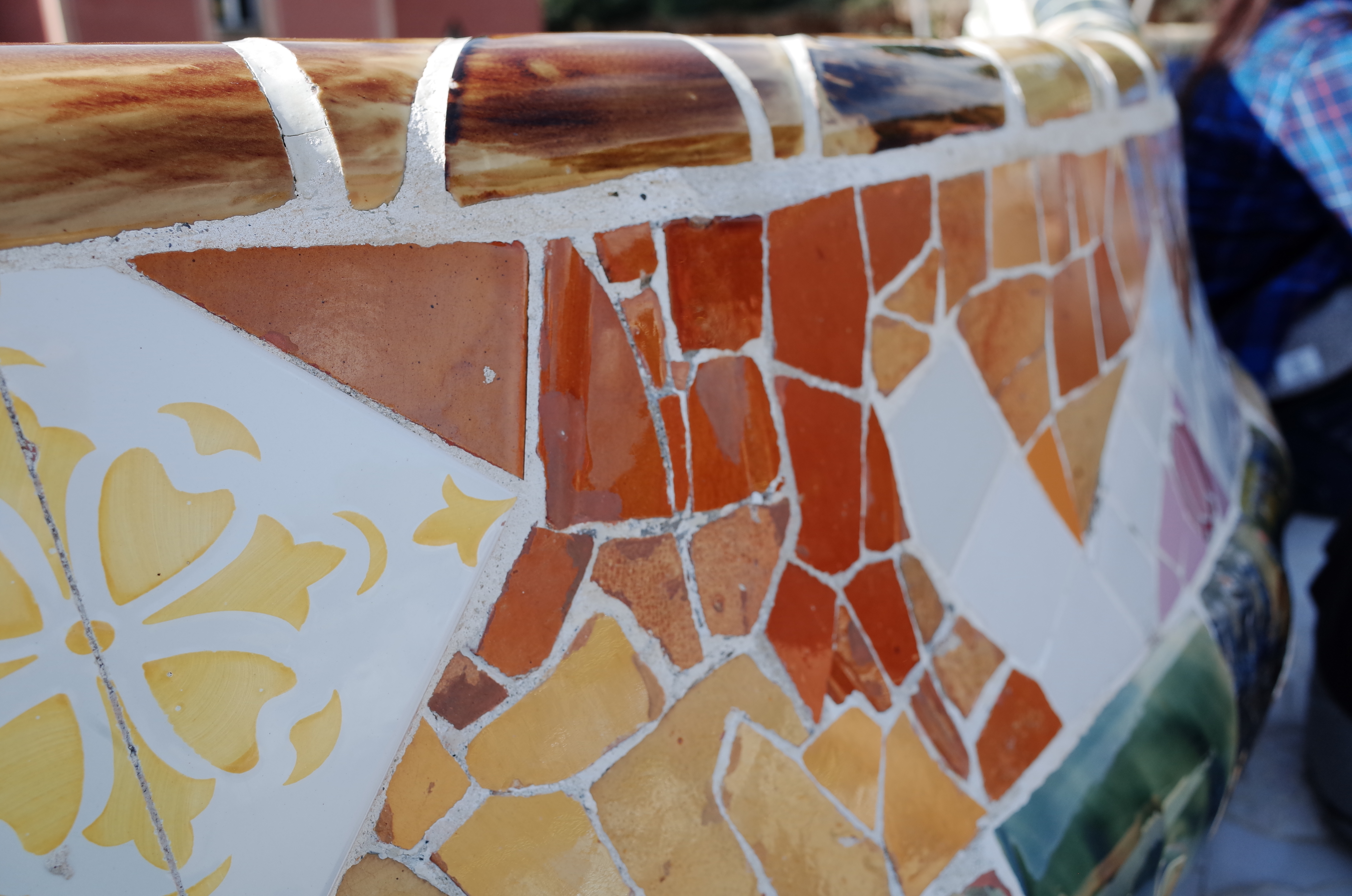 구엘 공원 벤치의 화려한 트렌카디스 타일 디테일