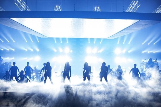 화려한 조명을 받으며 서있는 블랙핑크 멤버들의 모습