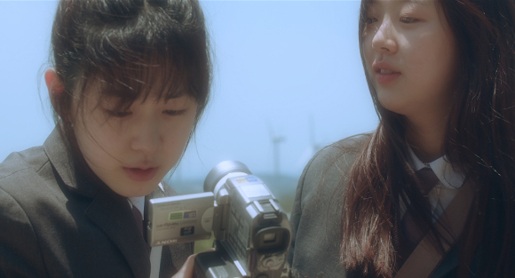 배우 박혜수와 김시은이 영화 &#39;너와 나&#39;(감독 조현철)에서 연기 호흡을 맞추고 있다. [사진=㈜필름영&#44; 그린나래미디어㈜]