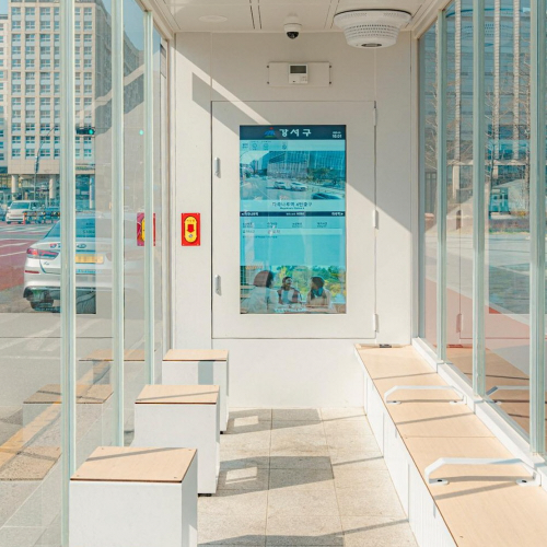 자전거와 함께 스마트쉼터를 이용하는 도시 풍경