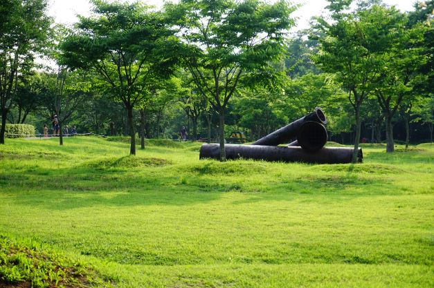 진디밭에 대형 수로관 전시물, 대포 같은 느낌,