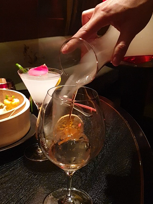 칵테일을 따뜰 때 연기가 같이 나온다. 그 뒤에는 마오타이 베이스 칵테일