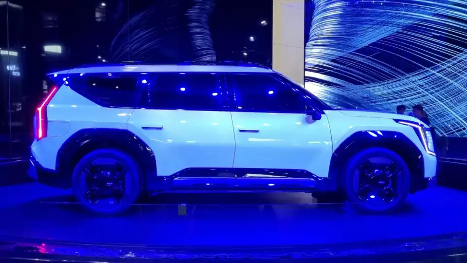 EV9 GT-라인의 옆모습입니다.