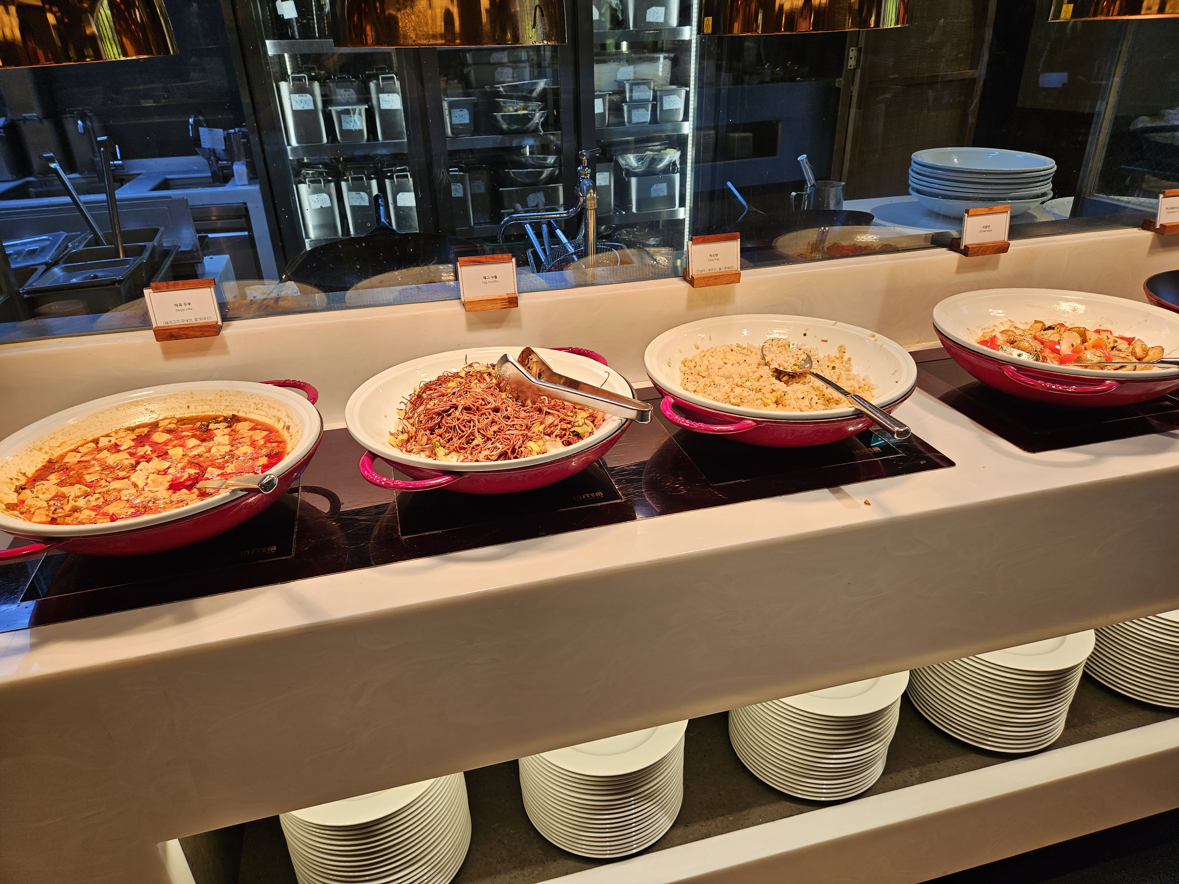 우디 플레이트 마파두부 등 음식