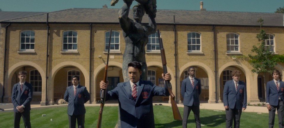 학교 앞에 서있는 학생들의 모습