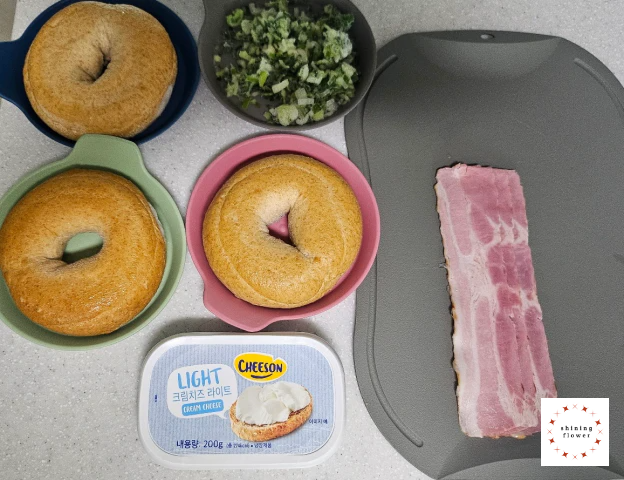 대파크림치즈베이글-주재료-베이글-대파-크림치즈-베이컨