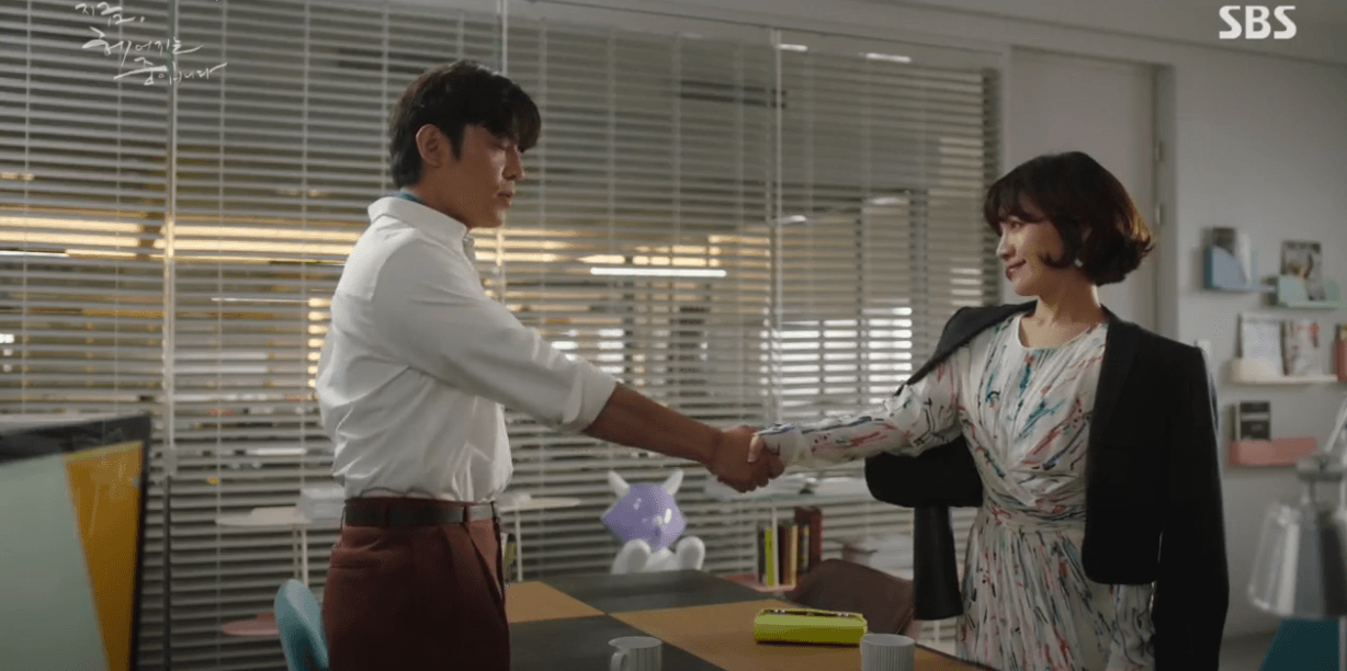 이자벨마랑 실크 드레스를 입은 황치숙이 석도훈과 악수를 하고 있음