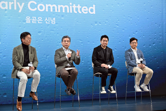 31일 현대 모터스튜디오 고양에서 진행된 ‘Clearly Committed: 올곧은 신념’ 발표회 현장에서 (왼쪽부터) 김창환 현대자동차 전동화에너지솔루션담당 전무, 장재훈 사장, 이상엽 현대제네시스글로벌디자인담당부사장, 정진환 차량개발2담당 전무가 질의응답을 진행하고 있다.