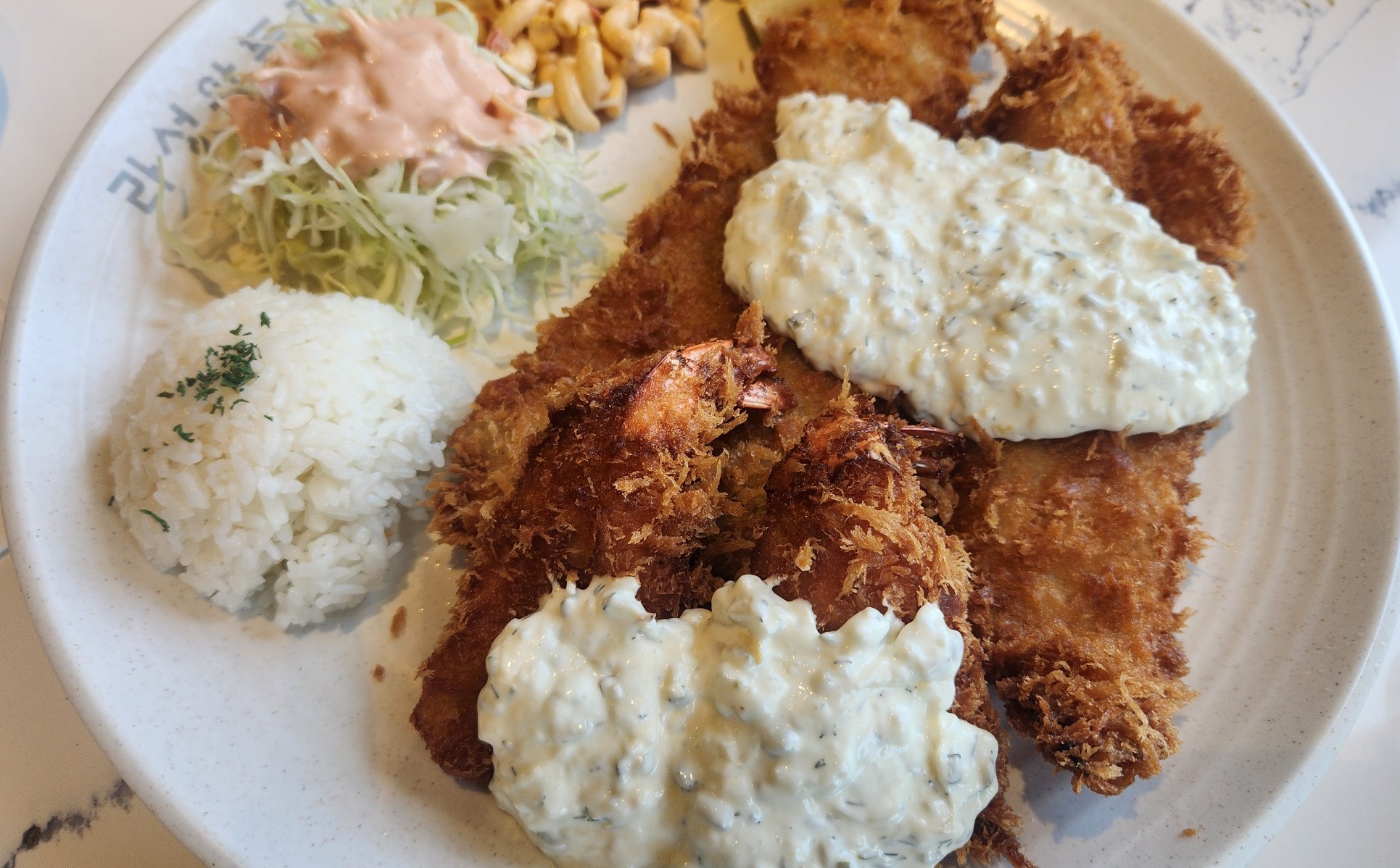 생선 과 새우 돈가스 이미지