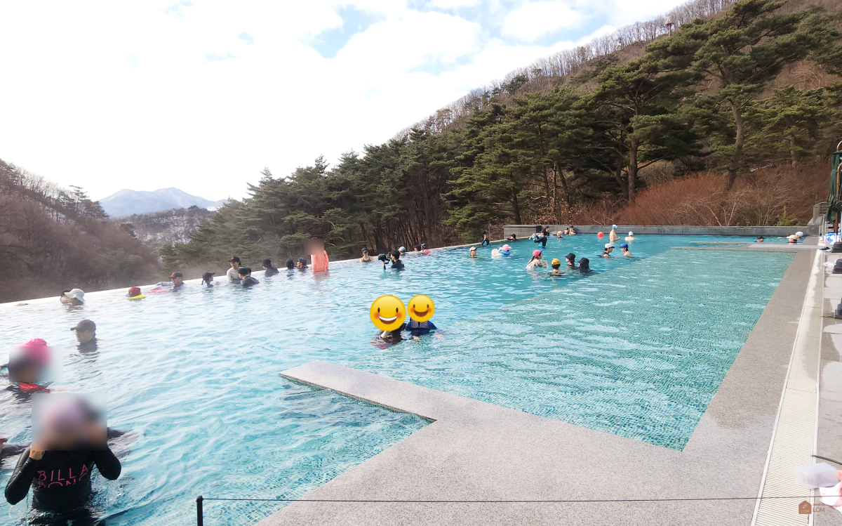 인피니티스파존에서-스파를-즐기는-사람들