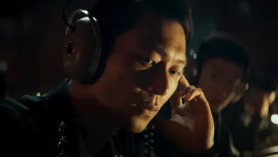 헤드폰을 끼고 무전을 듣고 있는 영화 서울의 봄에서 문일평을 연기하는 박훈