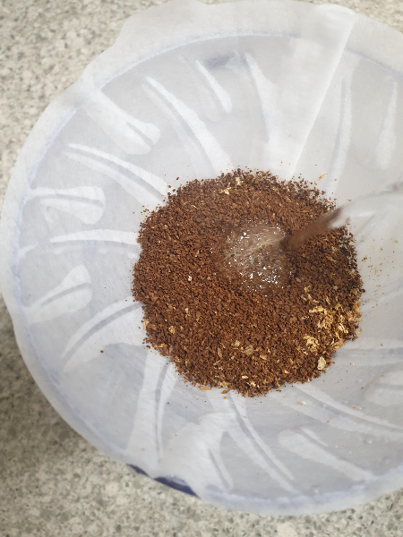 마른 원두 가루에 물을 붓기 시작한 모습