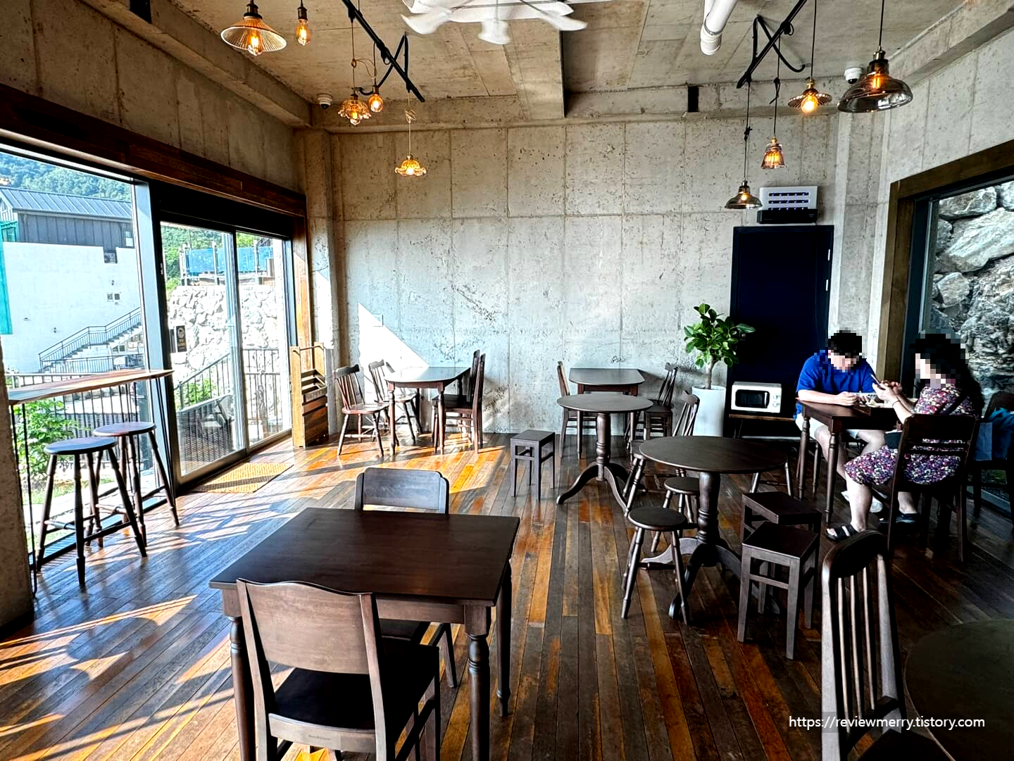 별관 내부 테이블