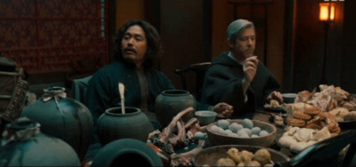 구마사제를 대접하는 장면에서 중국음식이 많이 보인다