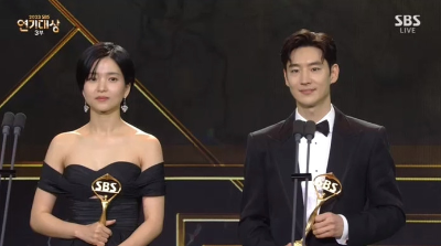 SBS-연기대상-공동-대상-이제훈-김태리