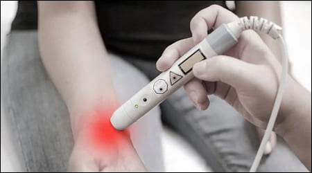 통증을 체크하는 모습