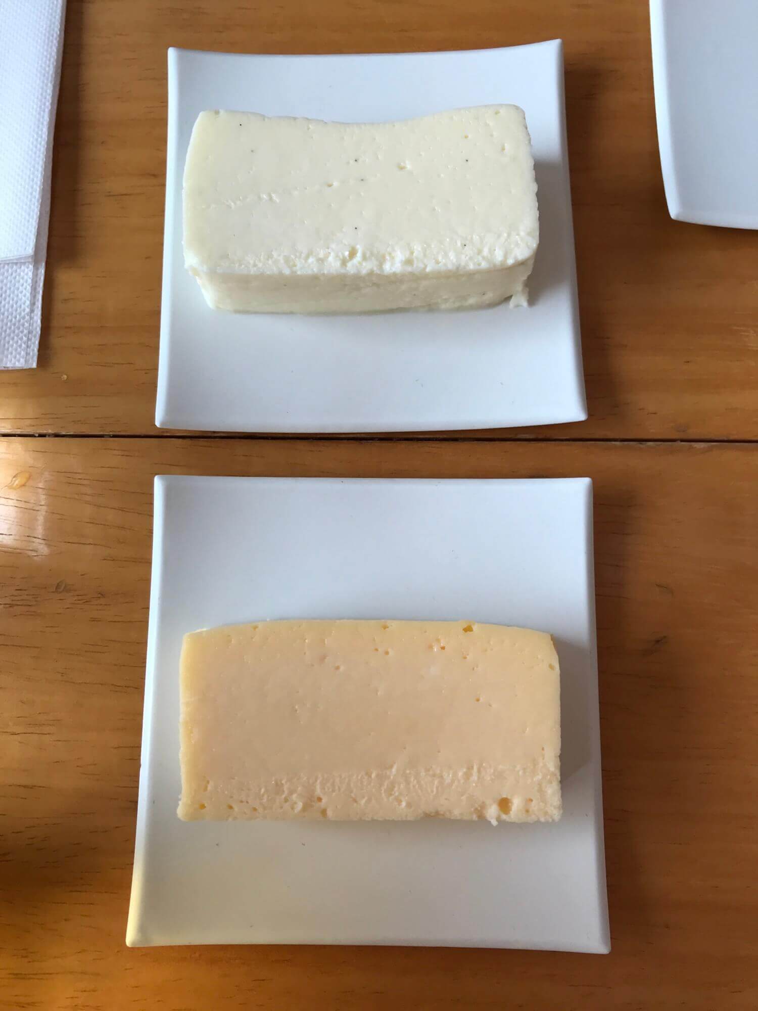 위쪽에 있는 것이 화이트초코치즈케이크이고 아래쪽에 있는 것이 치즈케이크입니다.