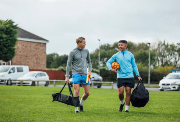 걷고 있는 남성 두명