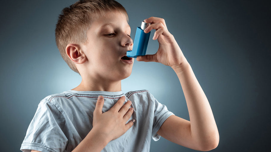 천식 약 사용하는 모습