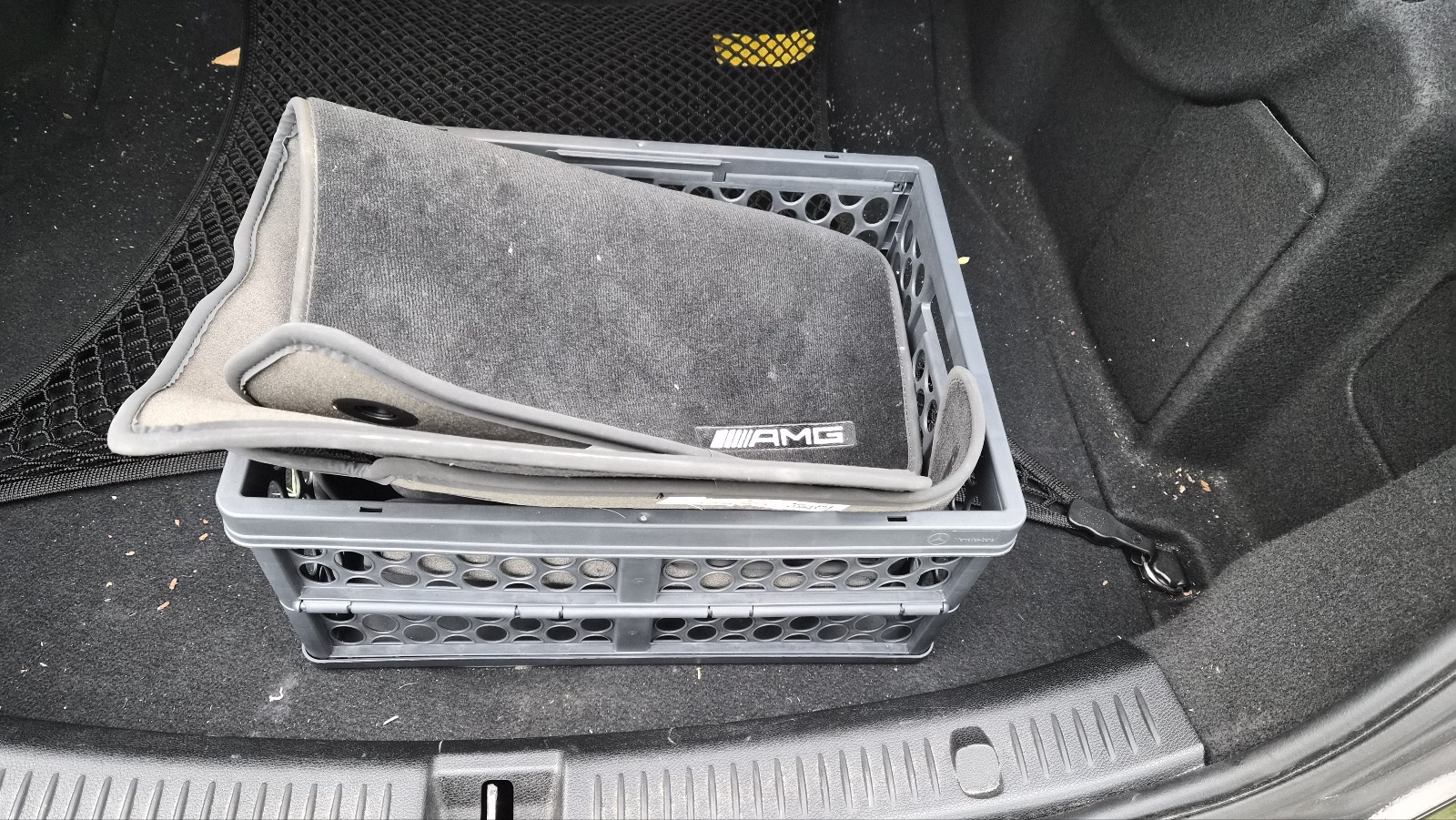 벤츠 트렁크 안에 폴딩박스를 넣어 차량 매트나 짐을 정리