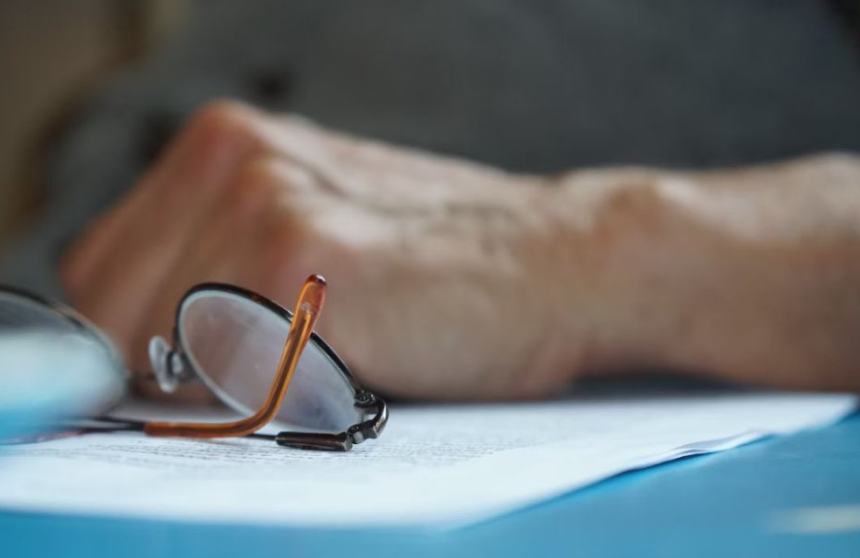 책상위 안경사진