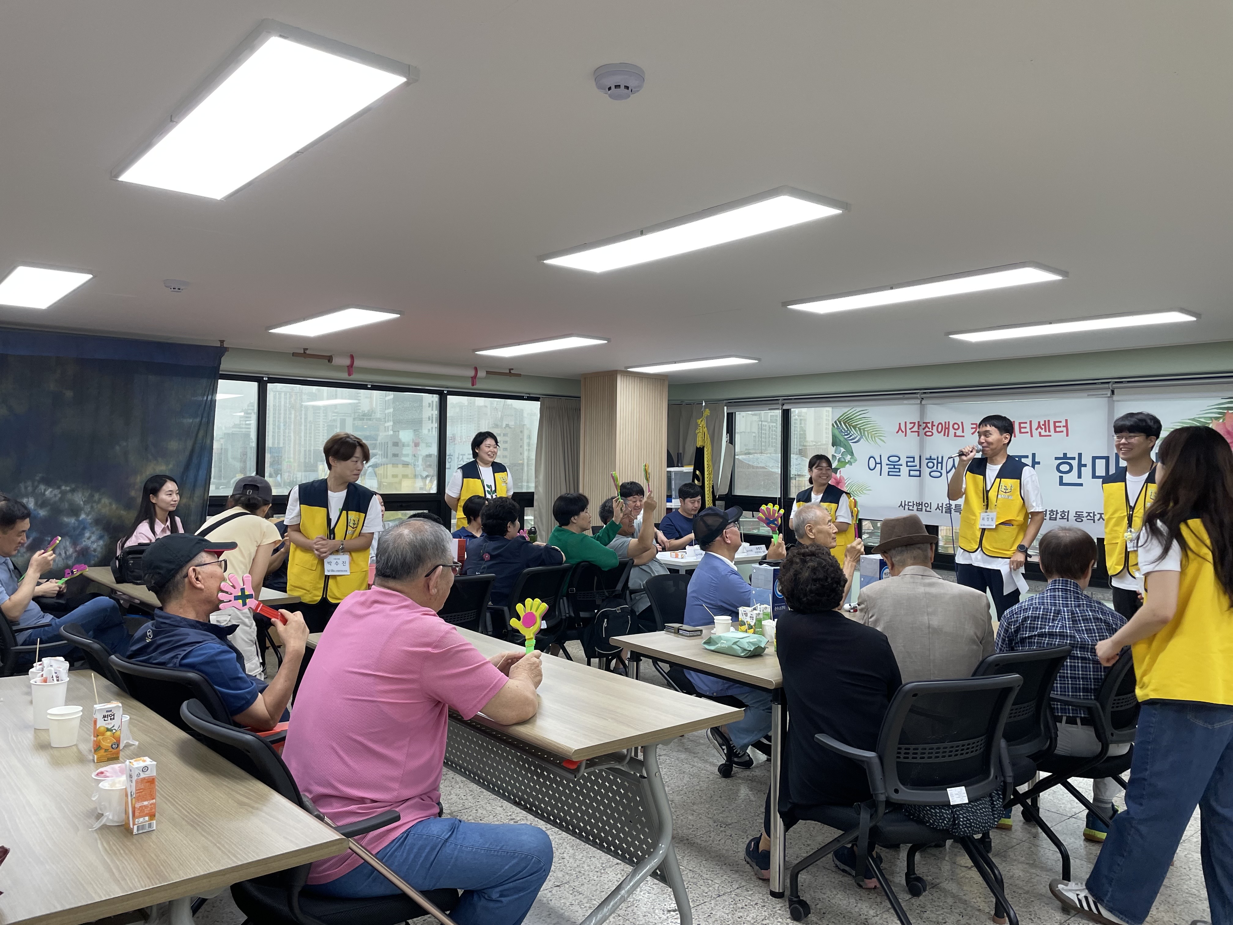 심사위원들의 심사를 기다리는 동안 진행할 O&#44;X퀴즈 설명을 듣고 있다.