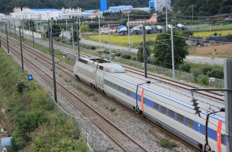 달리는 KTX 이미지