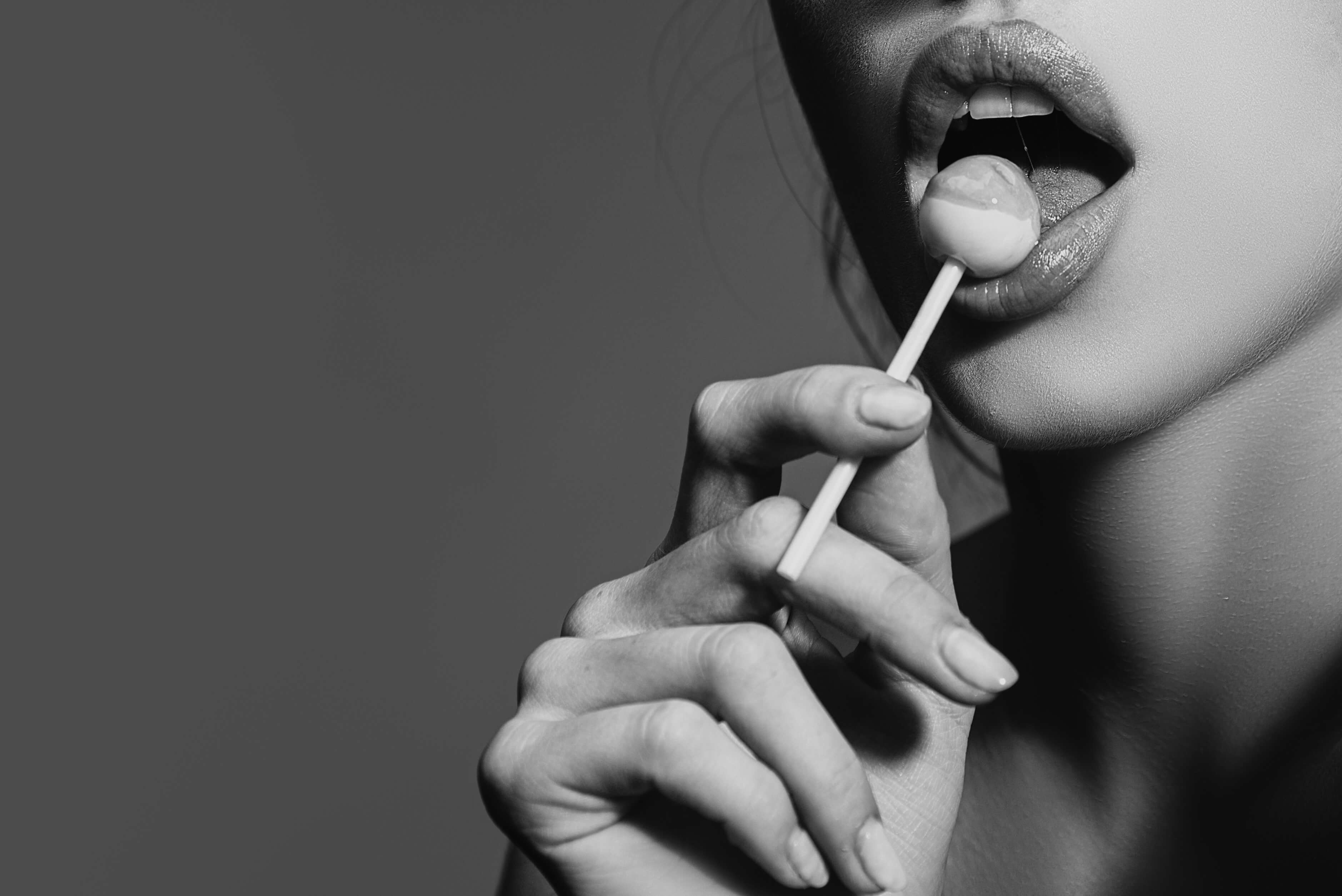 사탕을 먹을려고 입을 벌리고있는 모습