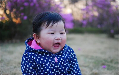 활짝 웃고 있는 아기
