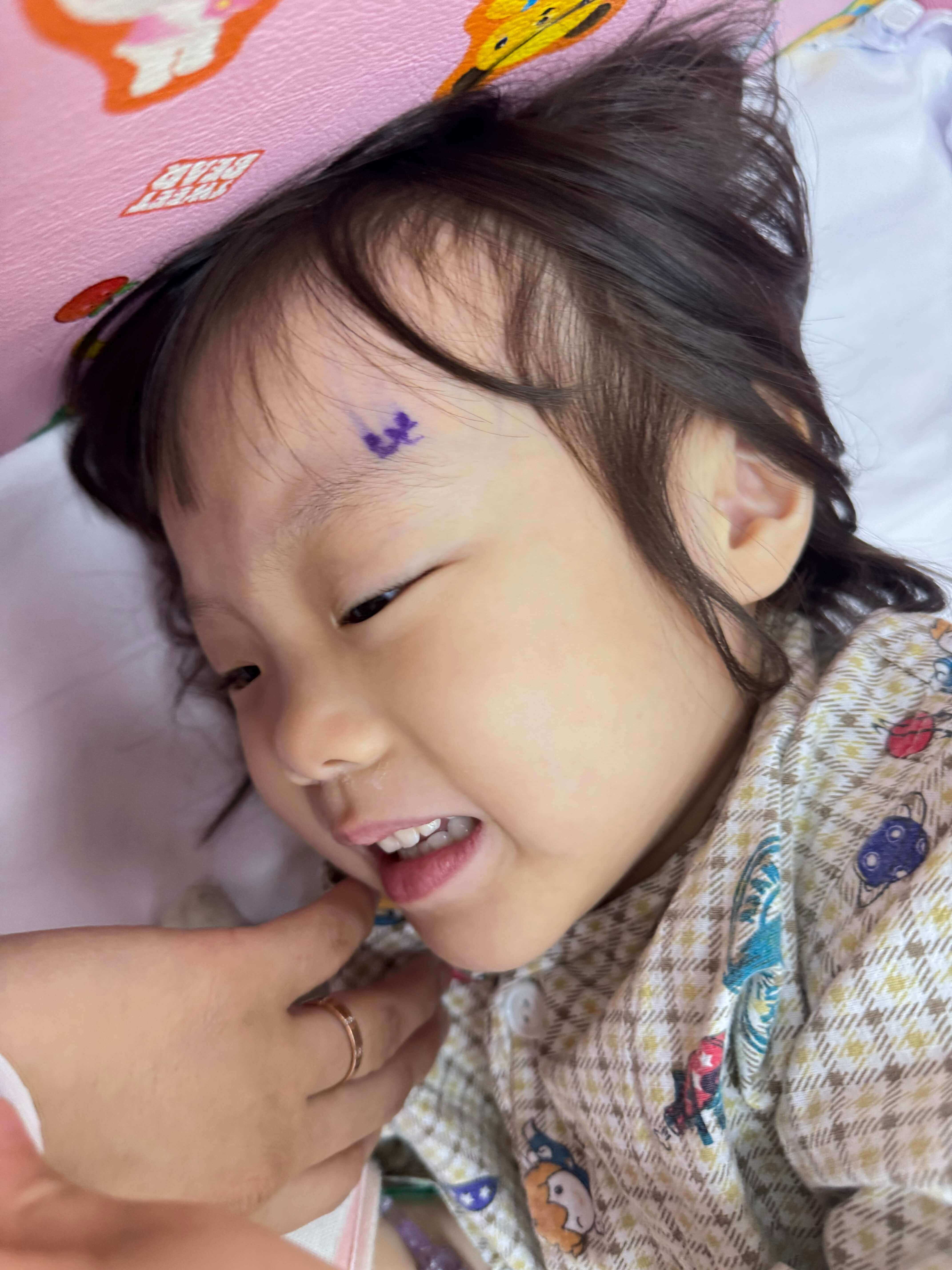 머리에 수술부위 적은 여자아이