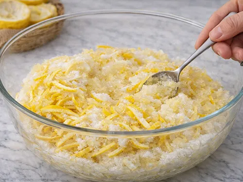 손질한 유자 설탕과 섞기