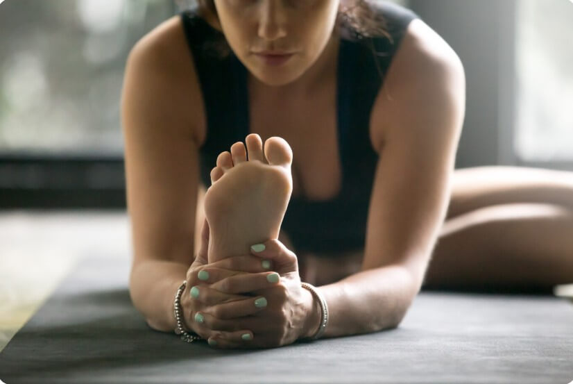 스트레칭 중인 여성