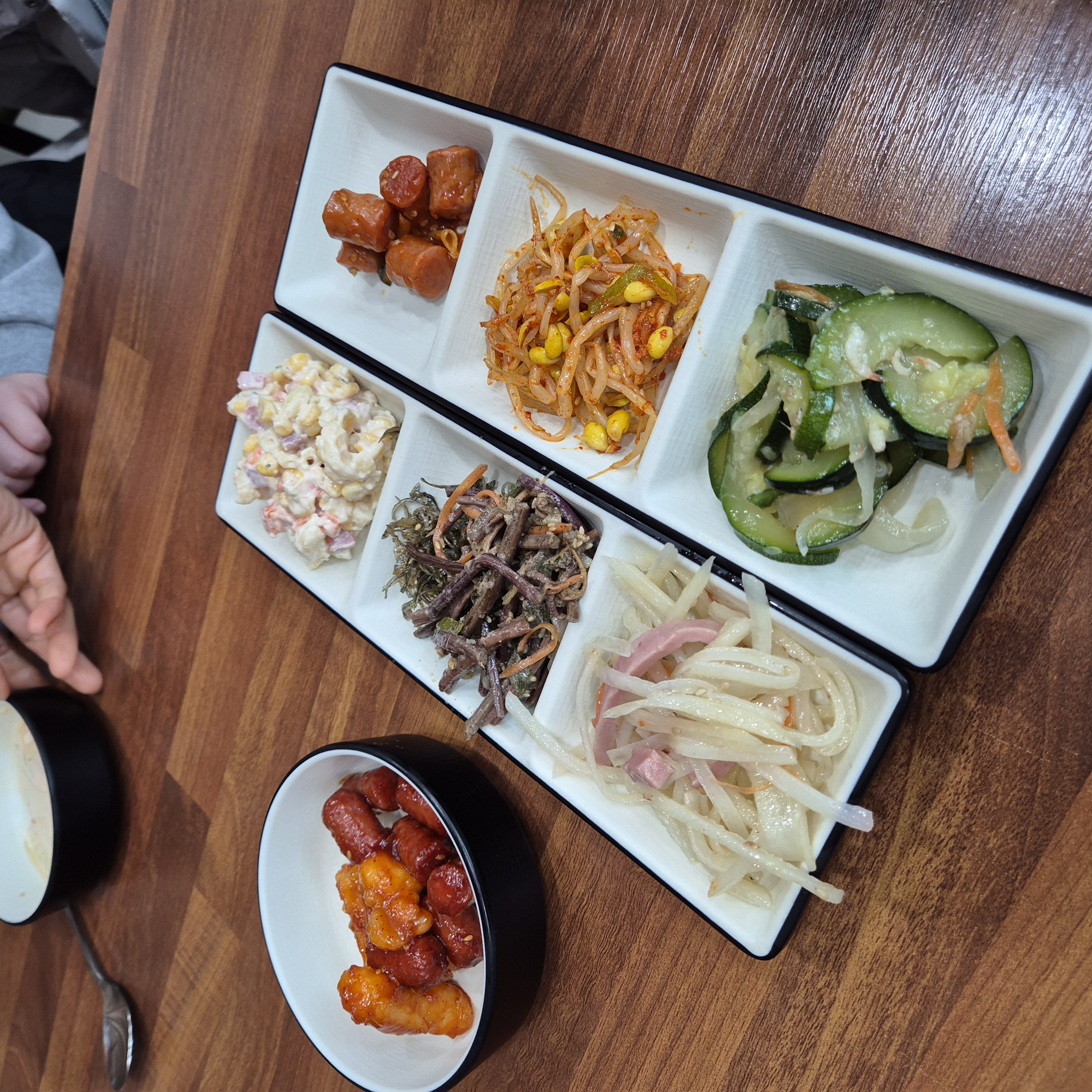 서브 반찬은 총 8개