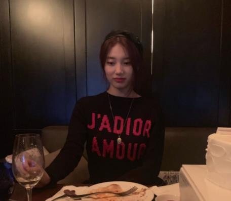 수지-디올-티셔츠