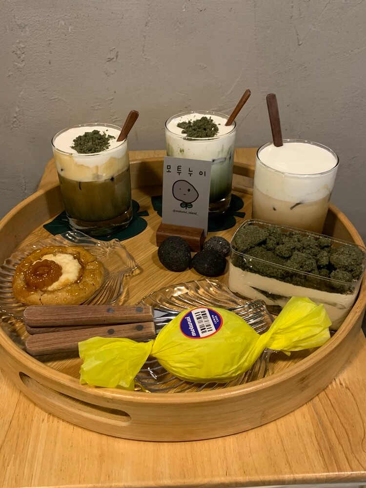 누이라테&#44; 쑥 크럼블 크림라테&#44; 쏠티드 캐러멜크림라뗴&#44; 약과쿠키&#44; 쑥티라미수