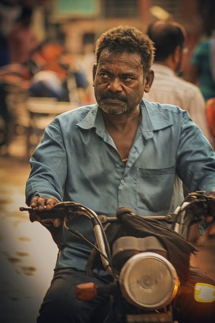 오토아비을 탄 노인