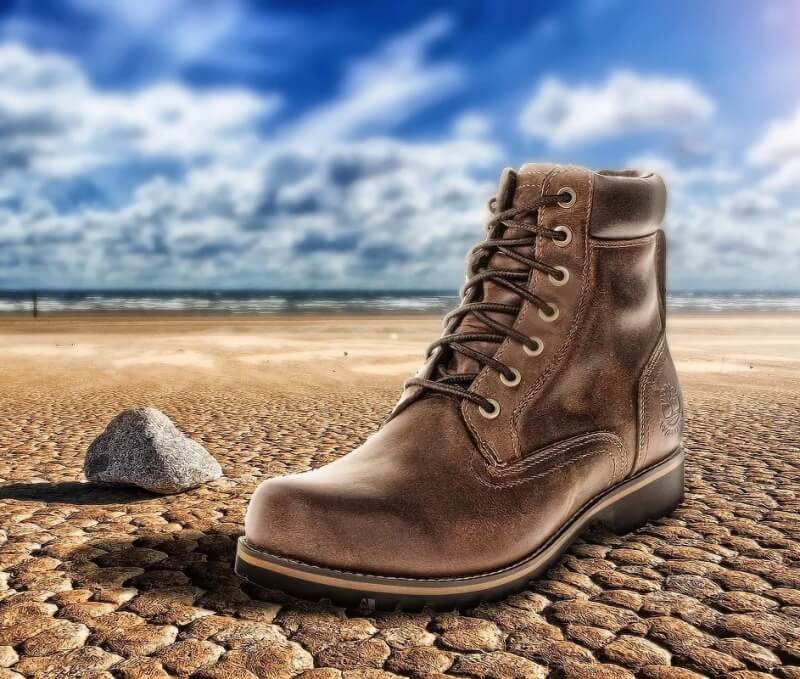 흙바닥에 발목 긴 신발 그림