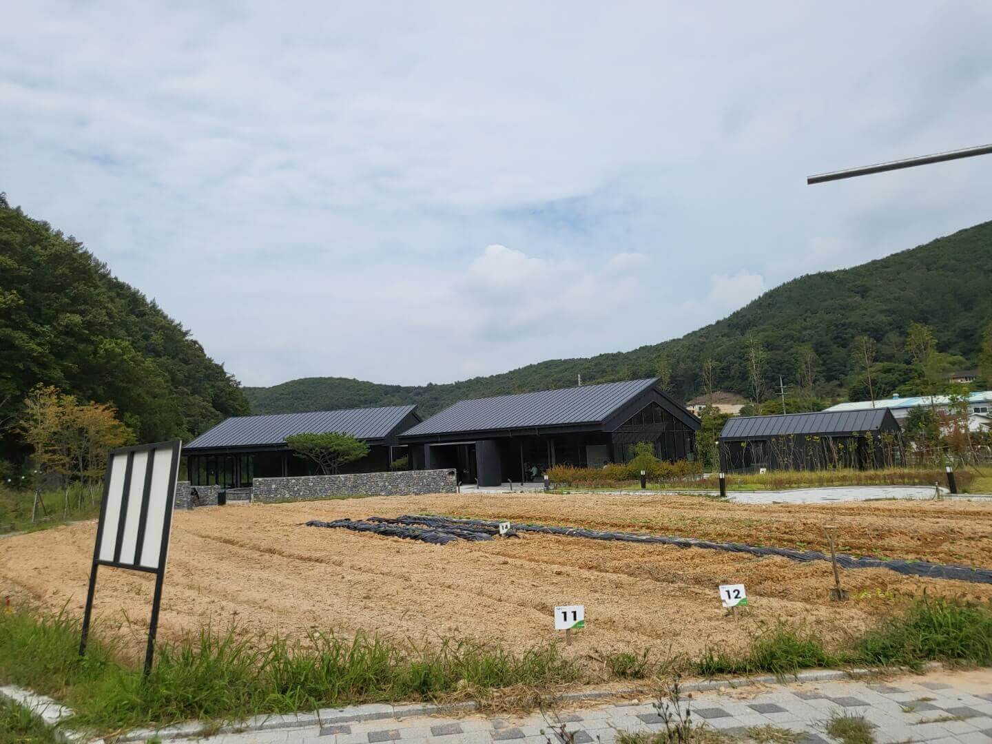 용인-자연-카페-주차공간