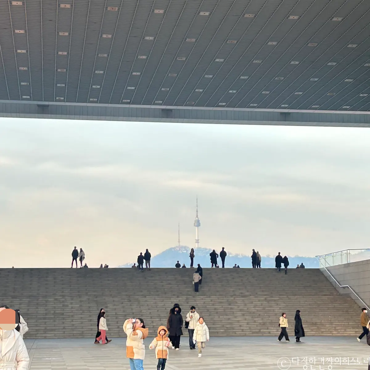 이촌-가볼만한곳-국립-중앙-박물관-에서-보이는-남산타워