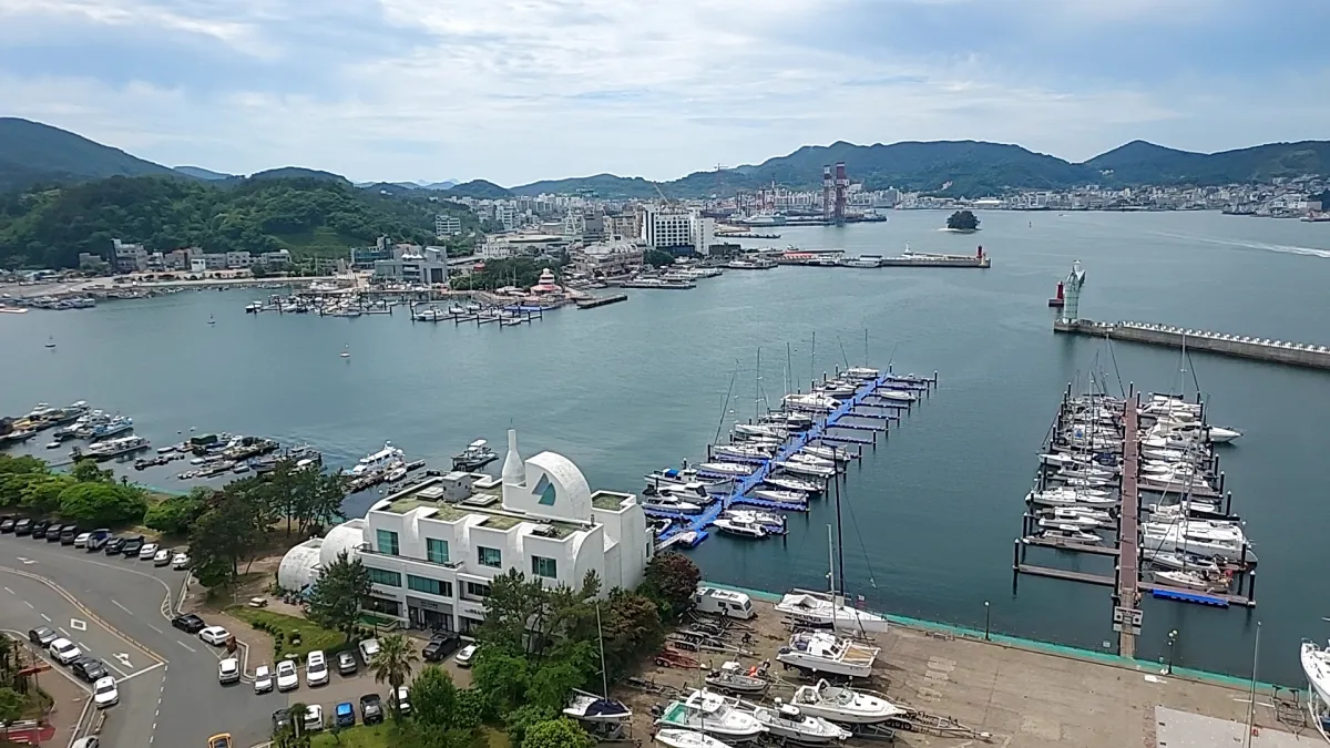 금호통영마리나리조트-항구전망-맑은항구모습-요트들-요트선착장