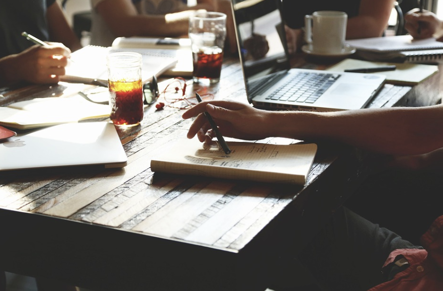 동료와 친해지는 과정에서 선은 넘지 않는 이미지