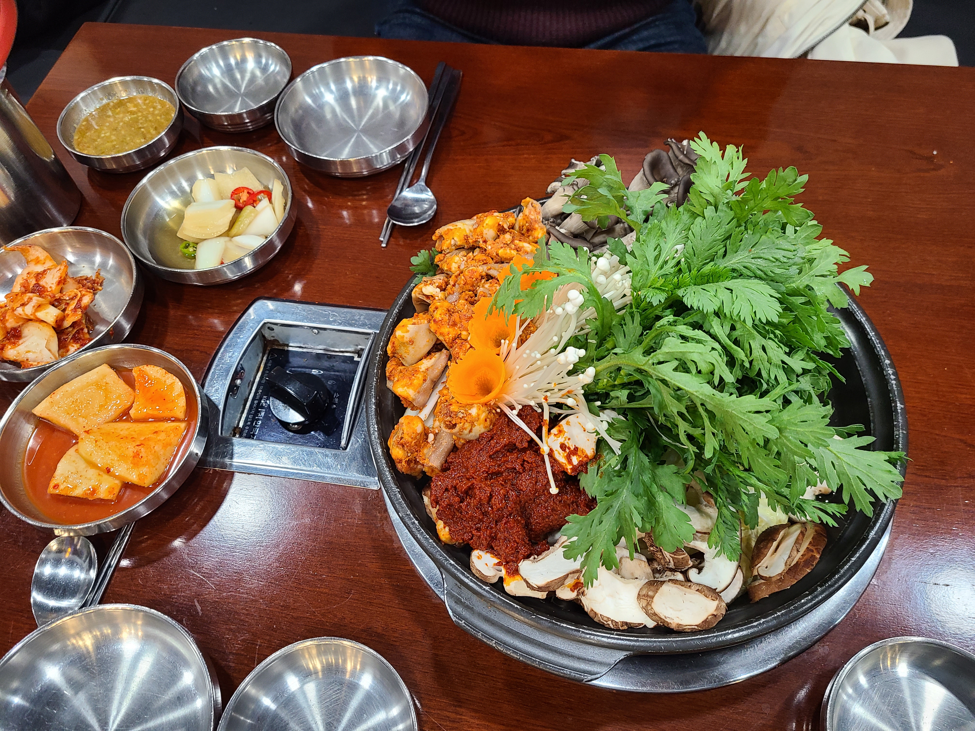 Spicy Beef Tripe Hot Pot and Basic side dish