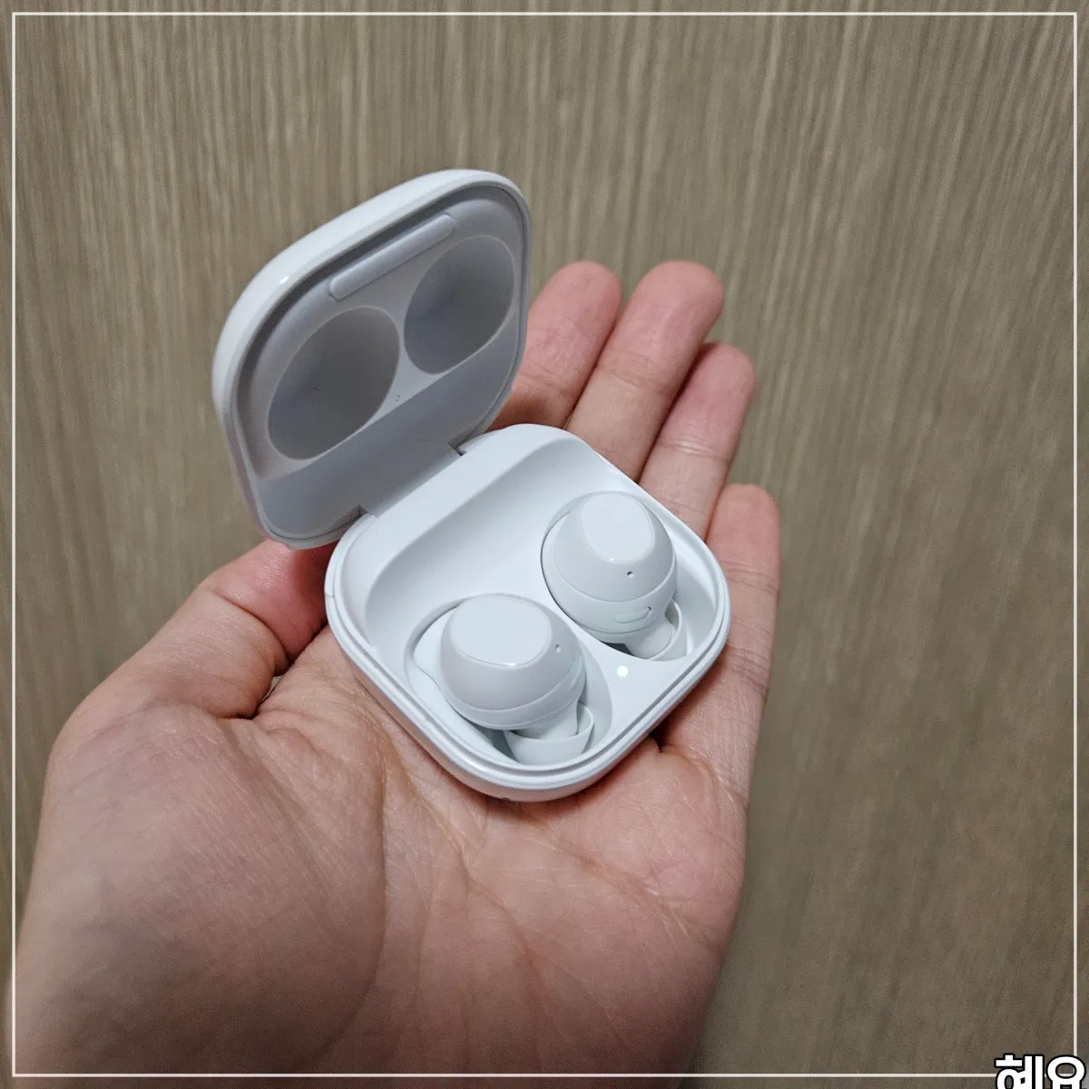 손바닥-위에-갤럭시버즈fe를-올려둠