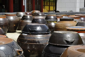 김치가-들어있는-장독대-항아리