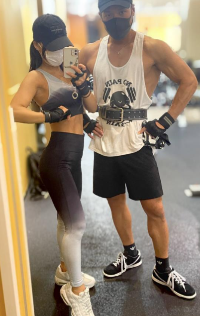 핼스장에서사진찍는남녀