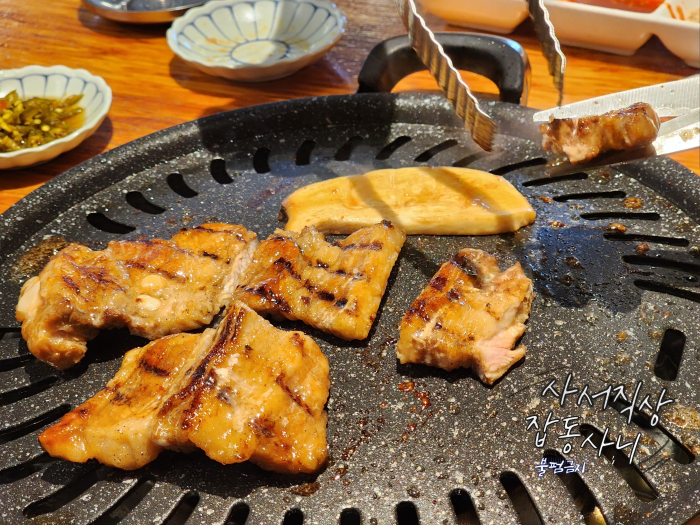돼지갈비가 구워지고 있다.